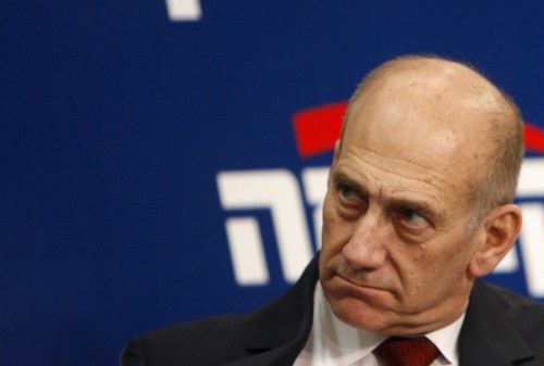 أولمرت خلال اجتماع لحزب كديما في تل أبيب أوّل من أمس (رويترز)