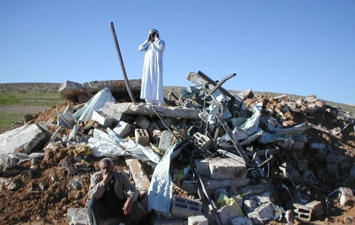 فلسطيني يقف على أنقاض منزله في النقب