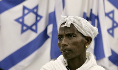 إثيوبيّة يهوديّة لاجئة إلى إسرائيل في مطار بن غوريون الشهر الماضي (إليانا أبونتي - رويترز)