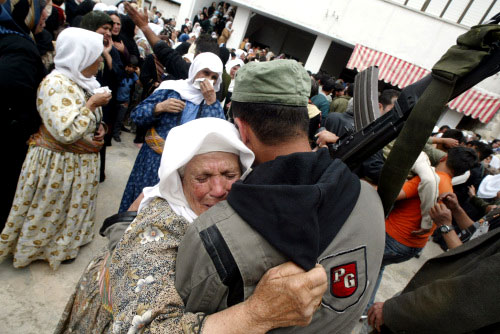 فلسطينيّة تنتحب أثناء تشييع الشهيد أشرف حنايشة في جنين في الضفّة الغربيّة أمس (سيف دحلح - أ ف ب)