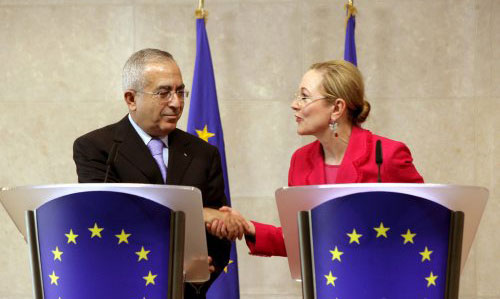 سلام فيّاض ومفوّضة الاتّحاد الأوروبي للعلاقات الخارجيّة فالدنر في بروكسل(أوليفييه هوسليه - إي بي أي) 