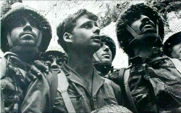 جنود إسرائيليّون عند الحائط الغربي للقدس بعد المعركة حوله خلال حرب 1967 (دايفيد روبينغر - أرشيف)