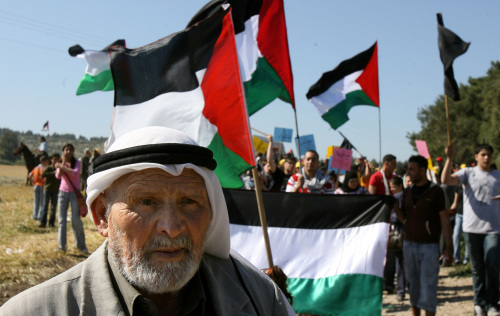عجوز من فلسطينيّي الـ 48 خلال تظاهرة في ذكرى النكبة في مجّيدو أمس (عوّاد عوّاد -