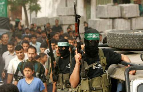 مقاتلون من «حماس» خلال مسيرة احتجاجيّة في غزّة أمس (محمّد سالم - رويترز)