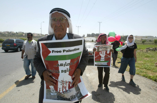 فلسطيني خلال احتجاج ضدّ جدار الفصل في بيت لحم في الضفّة الغربيّة أمس (موسى الساهر - أ ف ب)