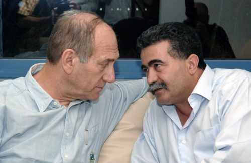 بيرتس وأولمرت خلال لقاء في تل أبيب في تمّوز الماضي (آفي أوهايون - رويترز)