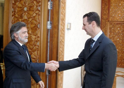 الأسد يصافح وزير الخارجية البرتغالي لويس ماركيز أمادو بعد لقائهما في دمشق أمس (اي بي اي)