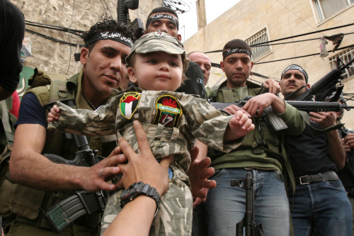 مسلّحون فلسطينيون من “شهداء الأقصى” في غزّة بعد الاشتباكات الأمنية التي شهدتها غزّة أمس (ناصر اشتي - أ ب)