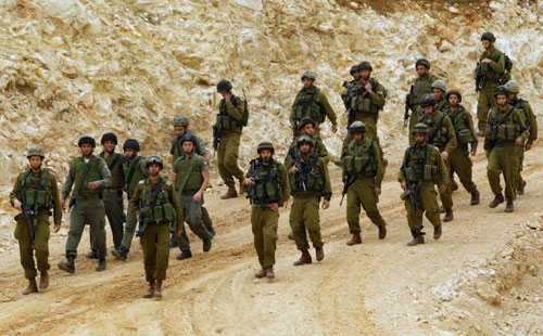 جنود اسرائيليون يستعدون لمواجهة تظاهرة قرب الجدار العازل جنوب الضفّة الغربية الجمعة الماضي (موسى الشاعر - أ ف ب)