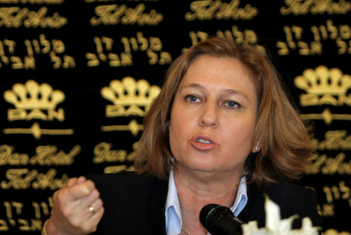 ليفني خلال لقاء مع الدبلوماسيين الأجانب في تل أبيب أمس (موتي ميلرود - أ ب)