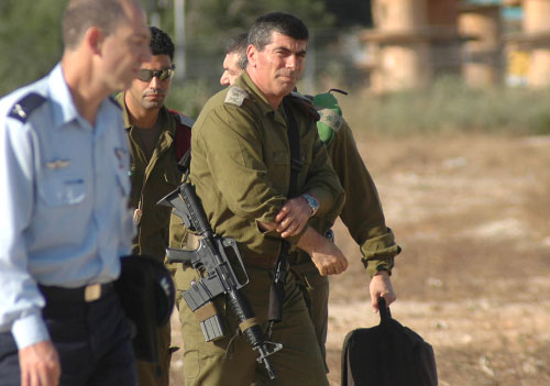 أشكنازي يتفقّد مستوطنة سديروت بعد تعرّضها لقصف صاروخي أمس (إريز كوهين - أ ف ب)