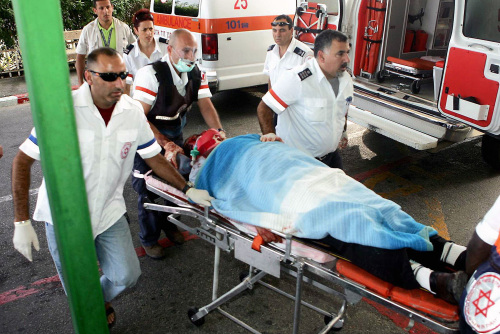 نقل جريح اسرائيلي الى المستشفى بعد اصابته بصاروخ في سديروت أمس (إدي اسرائيل - أ ف ب)