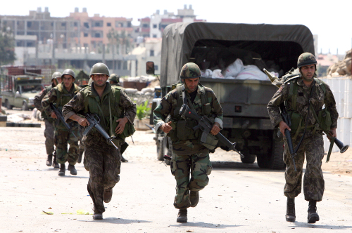جنود من الجيش اللبناني على حدود مخيم نهر البارد (وائل اللادقي)