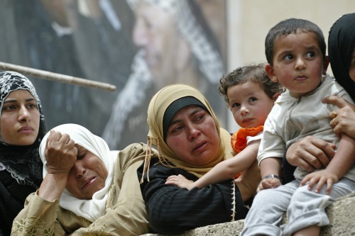 فلسطينيون خلال تشييع شهيد قرب مخيم جنين أمس (محمد تركمان - رويترز)