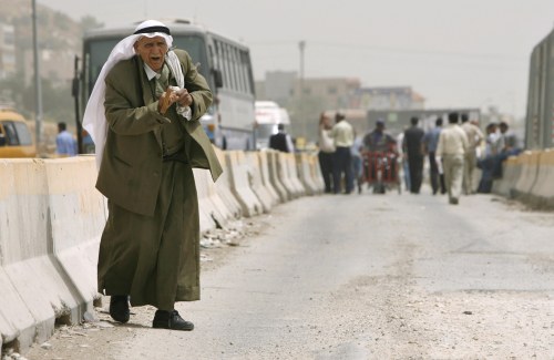 عجوز فلسطيني عند نقطة الحوّارة قرب نابلس في الضفّة الغربيّة أمس (لؤي أبو هيكل - رويترز)
