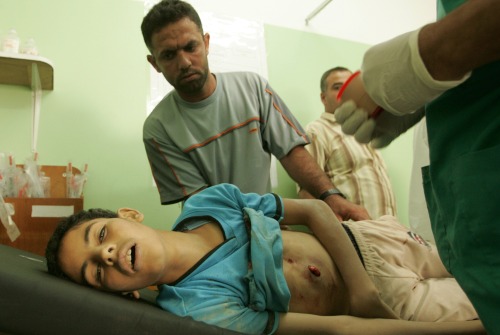جثمان الطفل الشهيد زاهر المجدلاوي في مستشفى في غزة أمس (محمد سالم - رويترز)