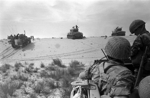 الدبابات الإسرائيلية تجتاح صحراء رفح جنوبي غزة في 5 حزيران 1967 (ميشا هان - رويترز)