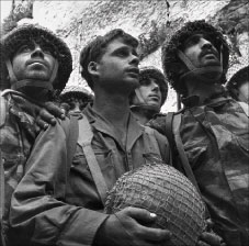3 جنود إسرائيليين عام 1967 في القدس القديمة (أ ب)