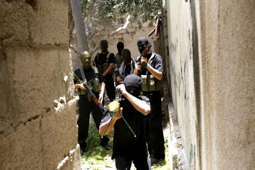 مسلحون من «فتح» ينتشرون في رفح بعد الاشتباكات الداخلية أمس (ابراهيم أبو مصطفى - رويترز)