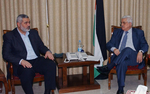 هنية وعباس خلال اجتماعهما الأخير في غزة في 30 أيار الماضي (عبد الحليم أبو صقر - أ ب)