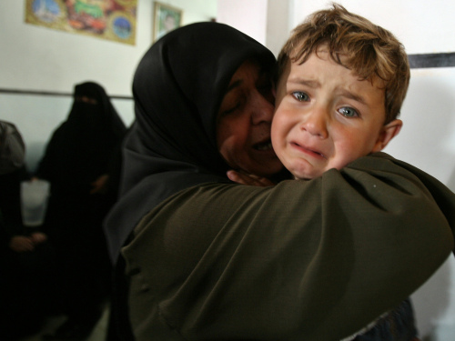 طفل يبكي الشهيد محمد خليل الجعبري من «الجهاد» خلال تشييعه في غزّة أمس (محمود حمس - أ ف ب)