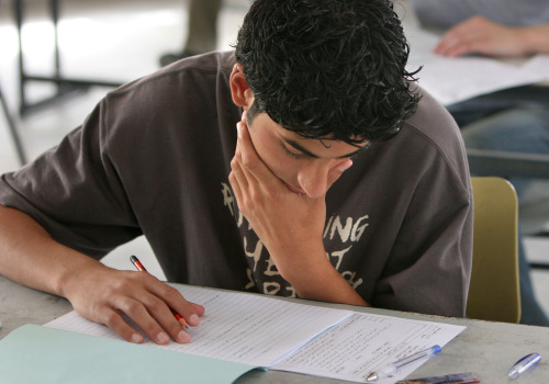موسم الامتحانات في مدارس غزّة (حاتم موسى - أ ب)