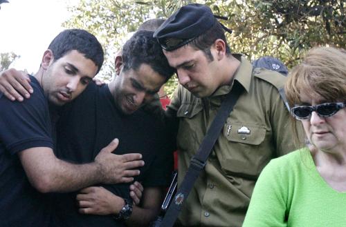 جندي إسرائيلي يواسي أقرباء زميل له قتل في عدوان تمّوز الماضي (أ ف ب)