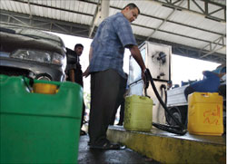 فلسطيني يخزّن النفط في غزّة أمس (سيد خطيب - أ ف ب)