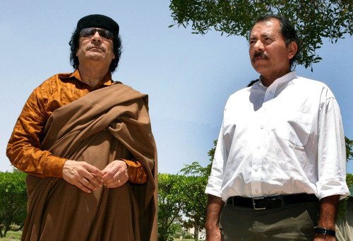 القذّافي مع رئيس نيكاراغوا دانيال أورتيغا في ليبيا في 6 حزيران (أ ب)
