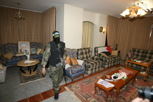 المتحدّث باسم {حماس» أبو عبيدة داخل منزل محمود عباس في غزّة أول من أمس (محمود حمس - أ ف ب)