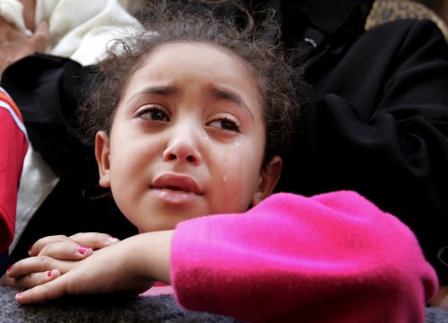 طفلة فلسطينية تبكي قريبها الشهيد في جنوب غزة أمس (إبراهيم أبو مصطفى - رويترز)