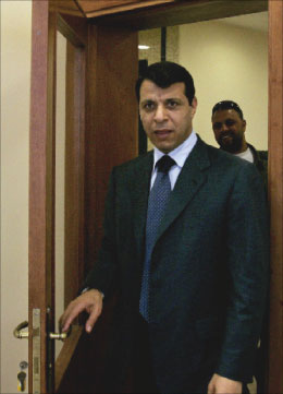 دحلان يتوجه للقاء صحافي في مكتبه في رام الله في 24 حزيران (محمد محيسن - أ ب)