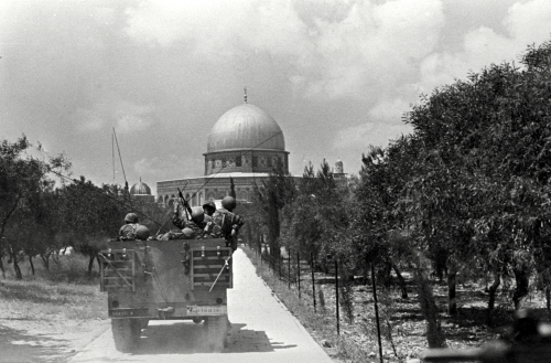 دبّابة للاحتلال متوجّهة نحو قبّة الصخرة في القدس المحتلّة في حزيران 1967 (أرشيف - أ ف ب)
