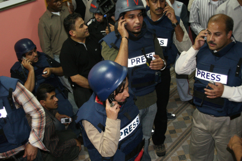 صحافيّون محتجزون في مكتب قناة «الجزيرة» خلال أحداث غزّة في أيار الماضي (أس تي آر -أ ف ب)