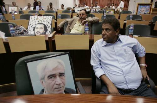 صور النواب الفلسطينيين المعتقلين في إسرائيل خلال جلسة المجلس التشريعي في رام الله أمس (لؤي أبو هيكل - رويترز