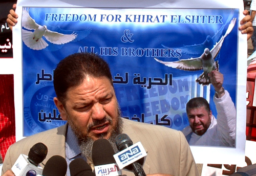 محامي «الإخوان المسلمين» منتصر الزيات في حملة دفاع عن خيرت الشاطر في القاهرة أمس (أ ب)