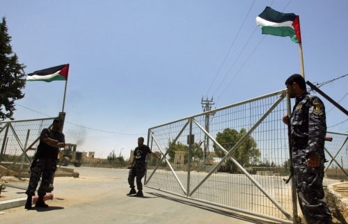 قوات أمن فلسطينية على بوابة معبر رفح المغلق امس (خليل حمرا - أ ب)