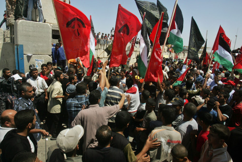 فلسطينيون يتظاهرون في الجهة الفلسطينية لمعبر رفح المغلق أمس (خليل حمرا - أ ب)