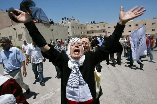 امرأة تهلّل لإطلاق سراح أسرى فلسطينيين في رام الله أمس (عمار عواد - رويترز)