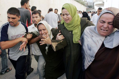 أقارب الشهيد عبد كفارنة لدى تلقي نبأ استشهاده في غزة أمس (محمد سالم - رويترز)