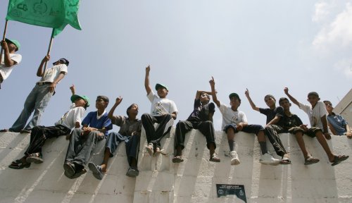 فتية فلسطينيون خلال إحتجاج للمطالبة باطلاق سراح أسرى في غزّة أمس (محمد سالم - رويترز)