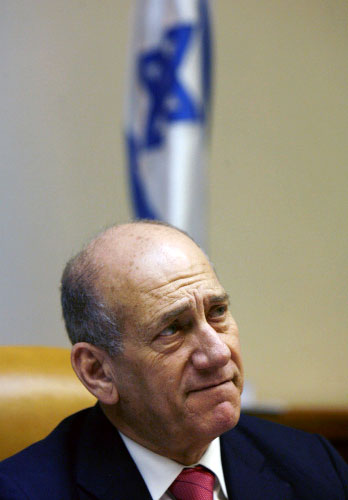 أولمرت خلال الاجتماع الأسبوعي لحكومته في القدس المحتلّة أمس (رونين زفولان - أ ب)