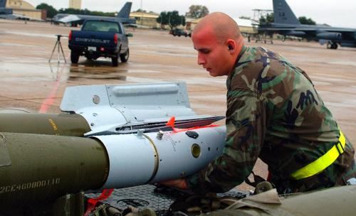 جندي في سلاح الجوّ الأميركي يجهّز قنبلة «أم كايه - 82» بحسّاس إلكتروني لتصبح «ذكيّة»