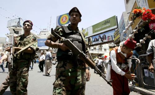 عنصران من الأمن الرئاسي في شوارع رام الله (أرشيف - رويترز)