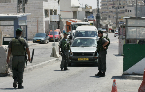 نقطة تفتيش إسرائيلية على أحد مداخل القدس المحتلة أمس (غالي تيبون ــ أ ف ب)