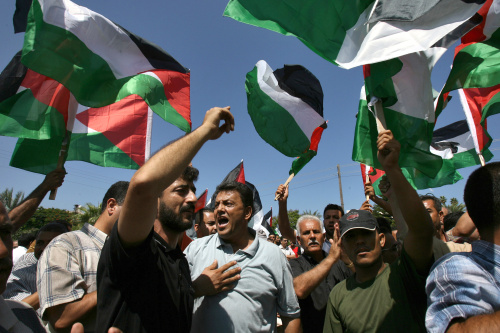 فلسطينيون مؤيدون لمنظمة التحرير الفلسطينية خلال تظاهرة في غزة أمس (محمد عبد - أ ف ب)