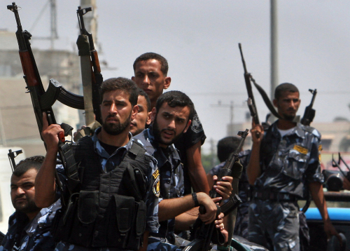 عناصر من القوة التنفيذية خلال تشييع شهداء “حماس” في غزة أمس (خليل حمرا - أ ب)