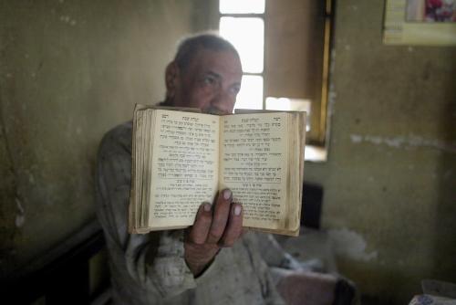 عراقي يهودي في منزله في وسط بغداد (أرشيف - أ ف ب)