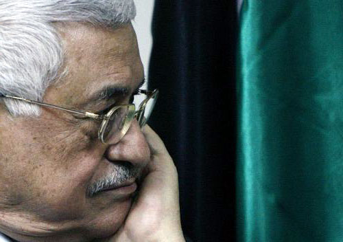 عباس خلال لقائه مبعوث الأمم المتحدة مايكل وليامز في رام الله أمس (لؤي أبو هيكل - رويترز)