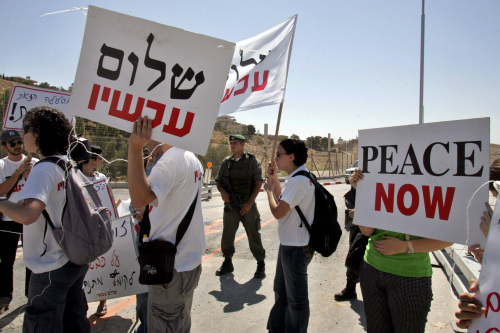 يساريون إسرائيليون خلال تظاهرة ضد تشييد طرقات لليهود بالقرب من القدس المحتلة أمس (سيباستيان شينر - أ ب)